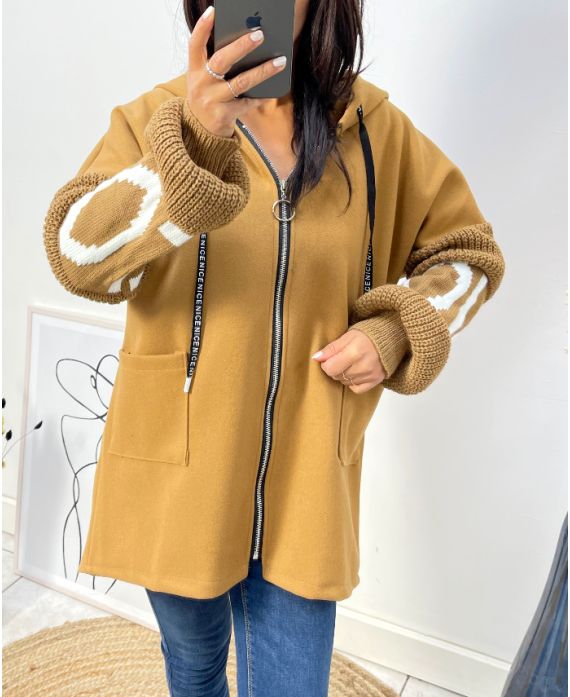 CHAQUETA CON CAPUCHA BIMATERIAL LOVE AH578 CAMEL