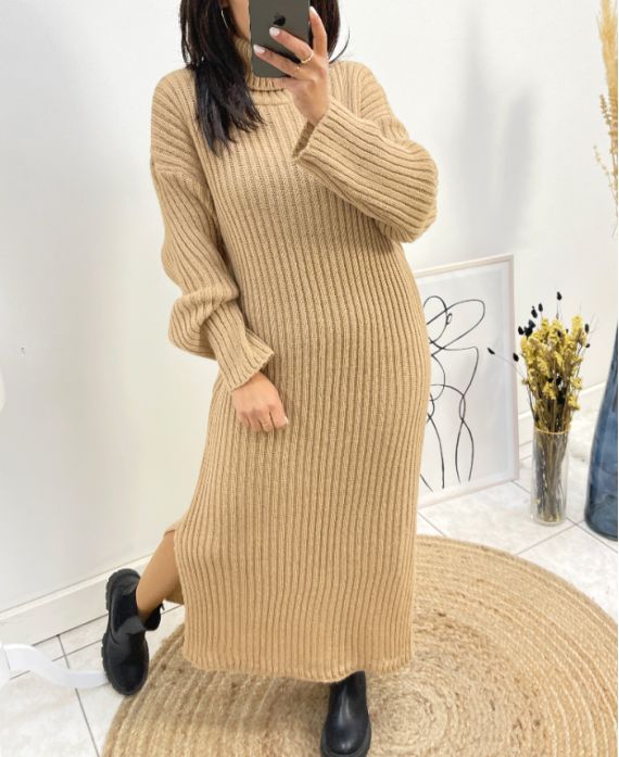 VESTIDO DE PUNTO DE CUELLO ALTO CON ABERTURA AW742 CAMEL