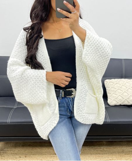 GROSSE STRICKJACKE MIT TASCHE AH250120 WEISS