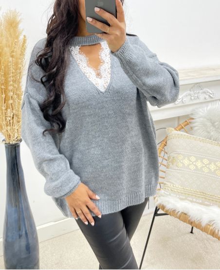 PULLOVER MIT SPITZENKRAGEN AH250151 GRAU