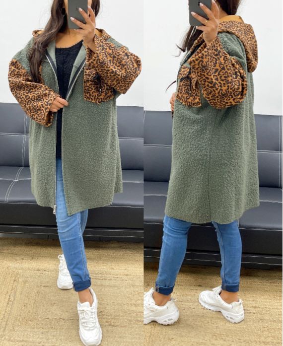 CHAQUETA OVERSIZE DE LEOPARDO CON CAPUCHA Y FORRO POLAR CON CREMALLERA EN VERDE MILITAR AH250896