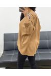 SWETER Z GRUBEJ TKANINY W PANTERKĘ AH250984 CAMEL