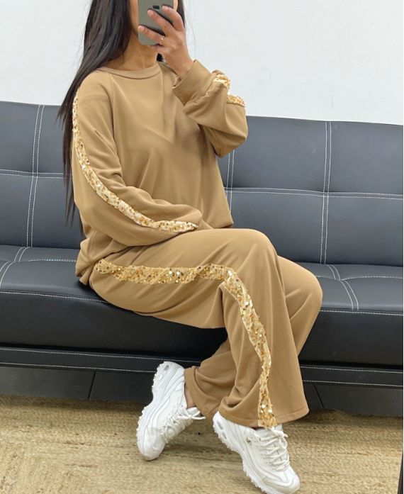 KOMPLET BLUZOWY OVERSIZE + CEKINOWE SPODNIE W PASKI AH250541 CAMEL